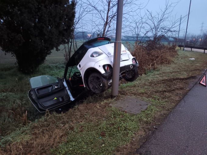 Paura per un 18enne finito fuori strada con la minicar