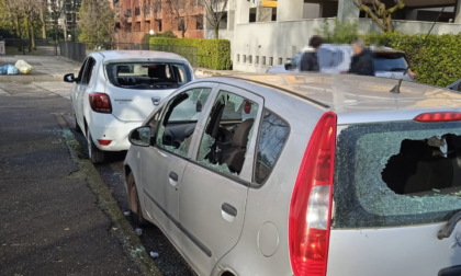 Raid vandalico: decine di auto distrutte e gomme tagliate