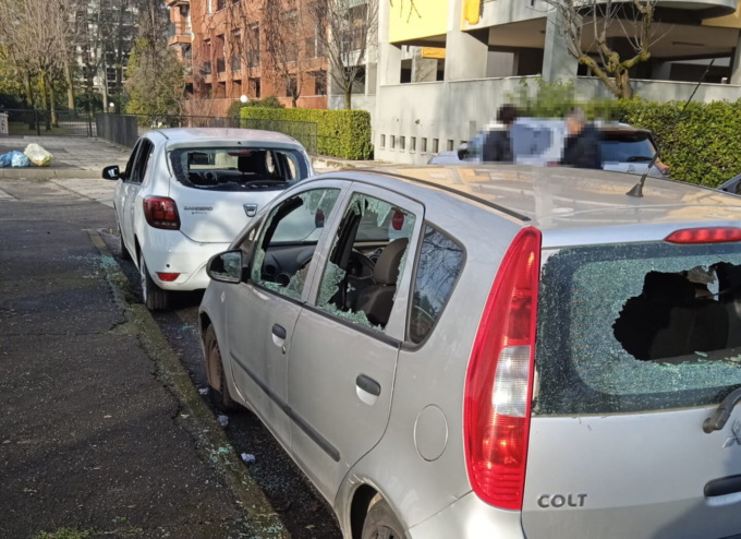 Raid vandalico: decine di auto distrutte e gomme tagliate