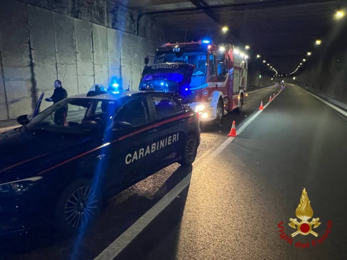 Tragedia sulla strada: auto si ribalta e si schianta contro la galleria, morta una 26enne