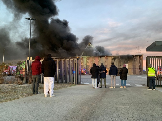Il terribile rogo della “Planet Farms” ripreso da un drone VIDEO