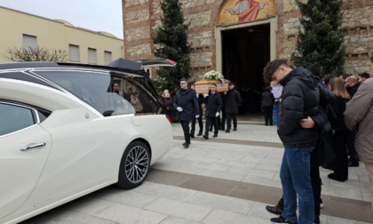 Una folla immensa ai funerali della giovane Martina