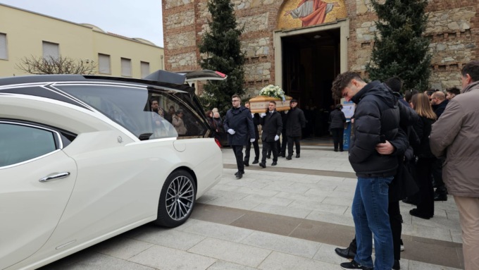 Una folla immensa ai funerali della giovane Martina