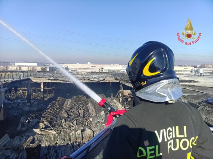 Incendio alla Planet Farms: Vigili del fuoco ancora al lavoro per spegnere gli ultimi focolai