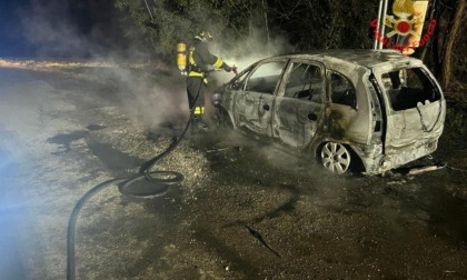 Auto divorata dalle fiamme a Cornate d'Adda