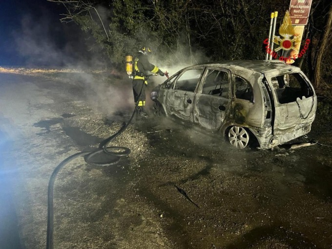 Auto divorata dalle fiamme a Cornate d’Adda
