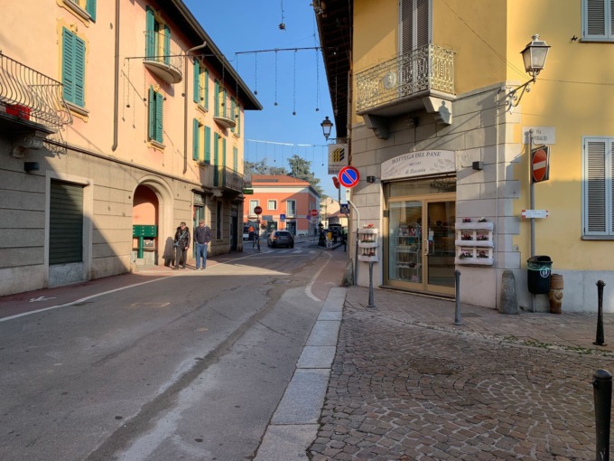 Operaio travolto da un furgone mentre effettua i lavori di posa della fibra