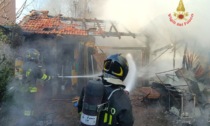 Incendio in un capanno di attrezzi agricoli: intervento dei pompieri