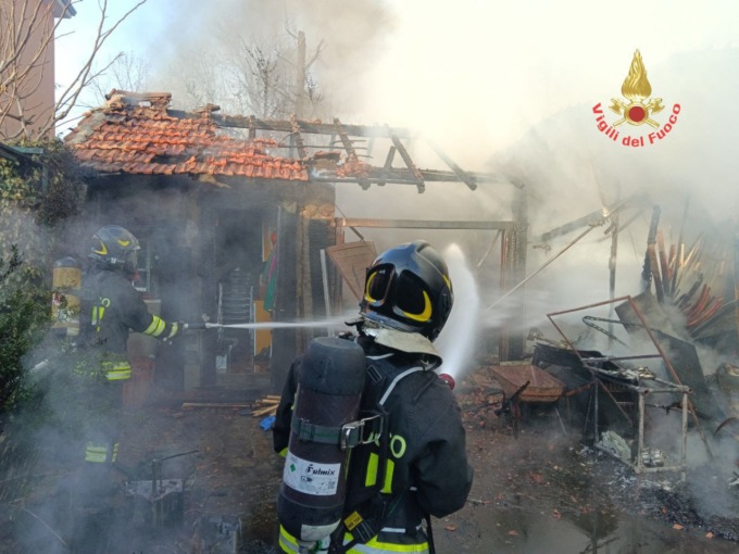 Incendio in un capanno di attrezzi agricoli: intervento dei pompieri