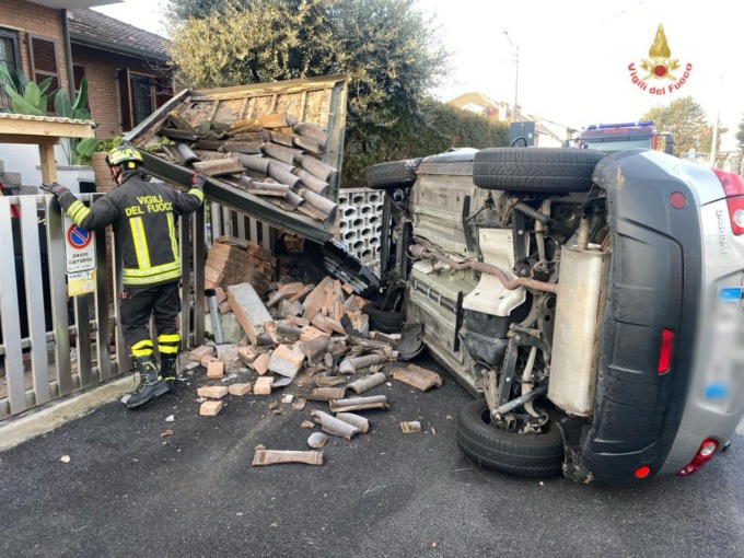 Incidente a Cogliate: l’auto finisce contro l’ingresso di una casa