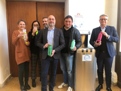 PlasticOff: a Desio negli edifici pubblici nove nuovi erogatori d’acqua self-service