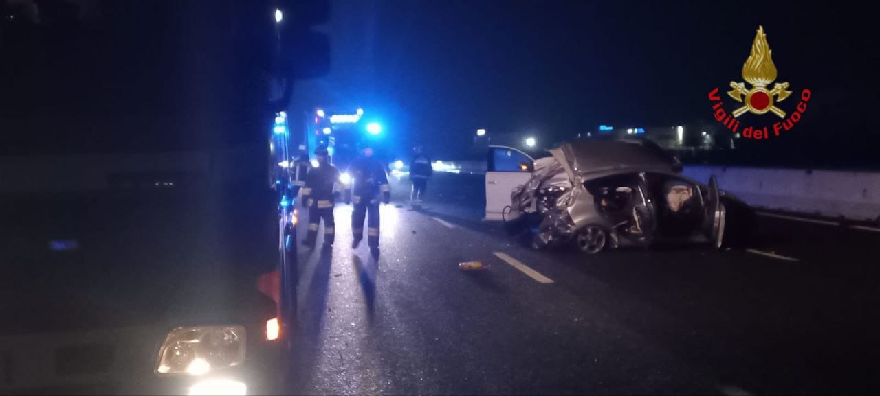 Incidente autostrada A4 due automobili e tre feriti vigili del fuoco