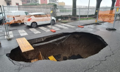 Si apre una voragine, strada chiusa