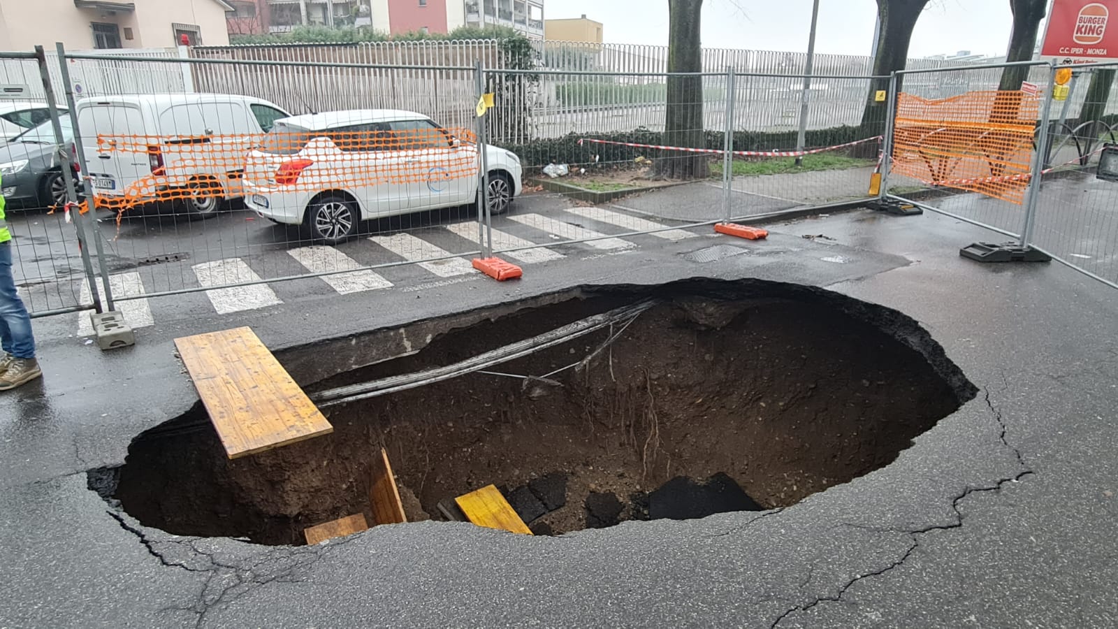 Monza voragine viale campania buco strada