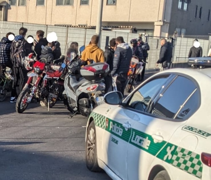 Raduno di moto illegale, blitz della Polizia Locale: venti identificati