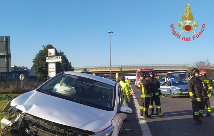 Auto si ribalta in Valassina: paura per una 49enne