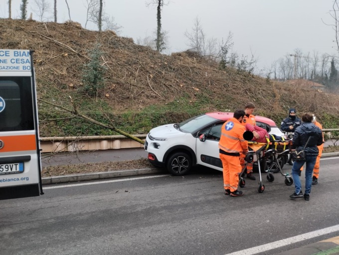 Auto contro albero, soccorso un 51enne