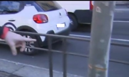 Milano, cavo di acciaio messo in strada ad altezza uomo