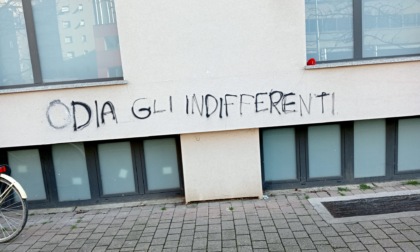 "Odia gli indifferenti", imbrattato un muro della scuola Traversi a Meda: la consigliera pulisce