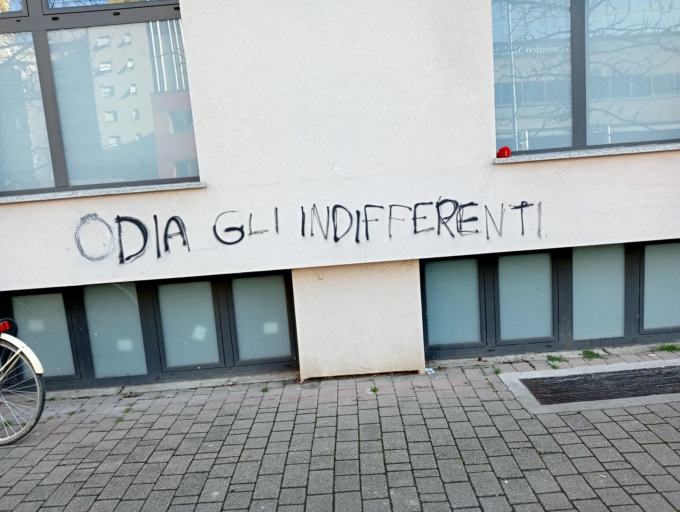 “Odia gli indifferenti”, imbrattato un muro della scuola Traversi a Meda: la consigliera pulisce