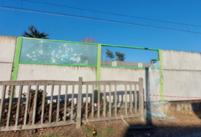 Prendono a sassate i pannelli antirumore