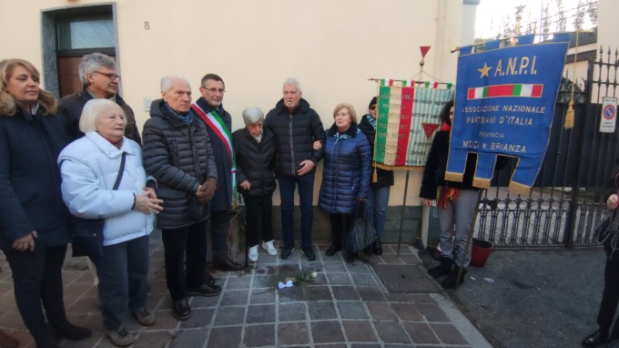 Monza ricorda i suoi deportati con la posa di tre nuove pietre d’inciampo