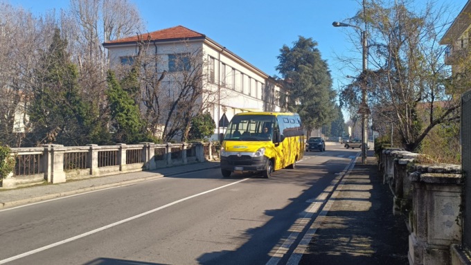 Ponte sul Seveso vietato a mezzi pesanti: verifiche in corso in via Duca d’Aosta