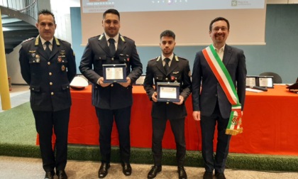 A San Sebastiano la Polizia Locale di Meda premia due agenti che hanno fermato alcuni spacciatori