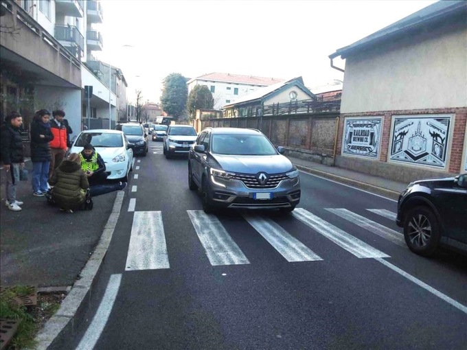 Ragazzino investito da un’auto mentre torna da scuola