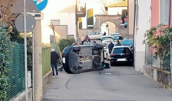 Auto ribaltata, Vigili del Fuoco e ambulanze a Lentate