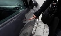 Vandali seriali scatenati a Carate: nel mirino le auto in sosta