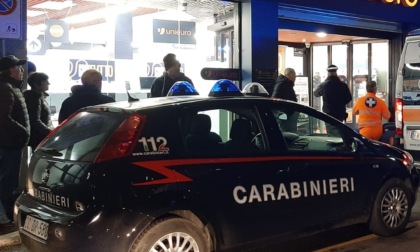 Ruba un telefonino in negozio, torna a prendere la carta d'identità e tira un pugno a un Carabiniere: arrestato