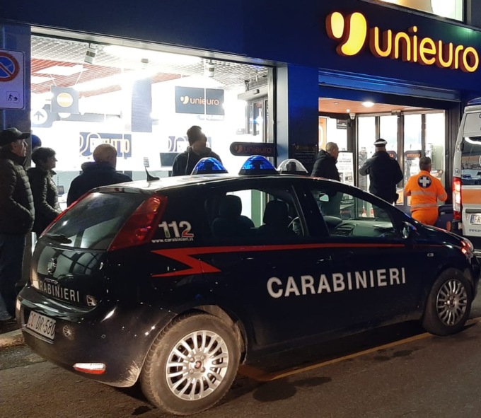 Ruba un telefonino in negozio, torna a prendere la carta d’identità e tira un pugno a un Carabiniere: arrestato