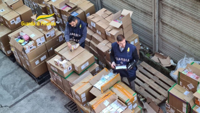 Scoperto in Brianza un magazzino con 12 tonnellate di sigarette elettroniche altamente tossiche