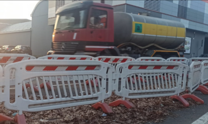 Strada al buio e transenne abbandonate da anni