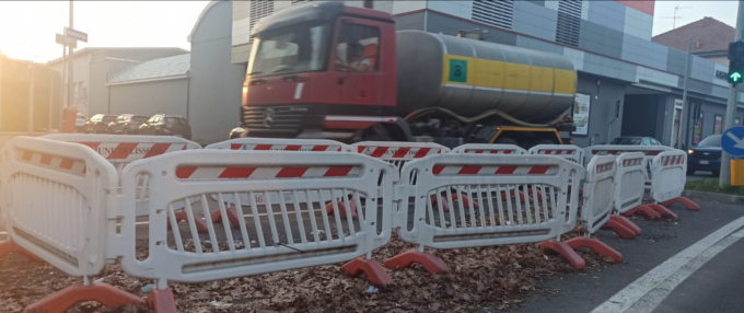 Strada al buio e transenne abbandonate da anni