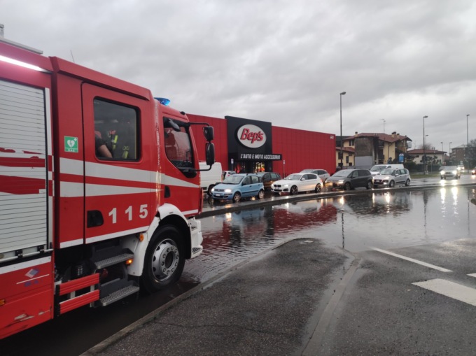 Si allaga un tratto di strada, Vigili del Fuoco e Polizia Locale al lavoro