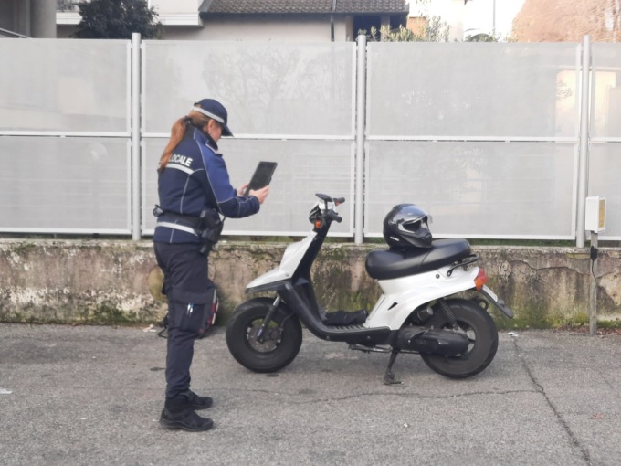 Ragazza investita da uno scooter