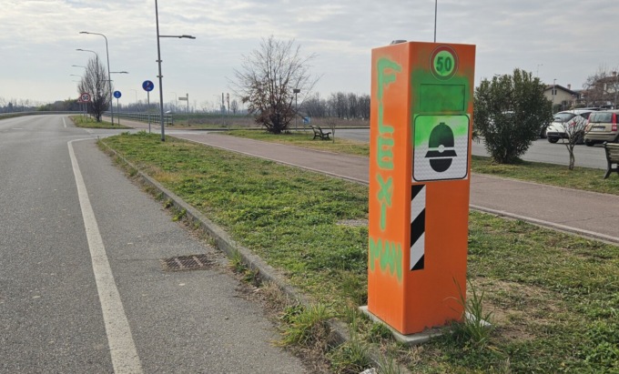 La “firma” di Fleximan anche in Brianza: imbrattati gli autovelox