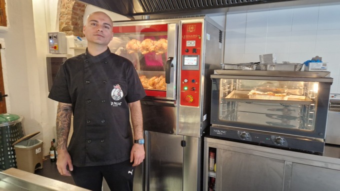 Arrivò in Italia su un barcone quando aveva 5 anni ed ora ha aperto un negozio di gastronomia ad Arcore