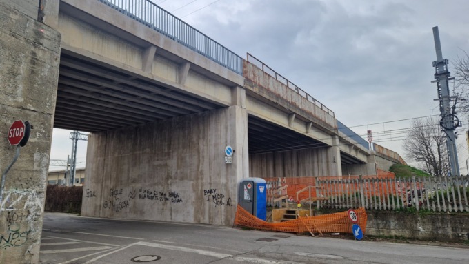 Il “cavalcavia della Peg” tra guard rail e new jersei pericolosi, nuove crepe nei muri e ritardi di Rfi