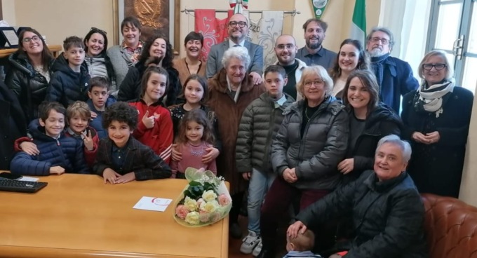 Concorezzo celebra la storica giocattolaia: 100 anni festeggiati in Comune