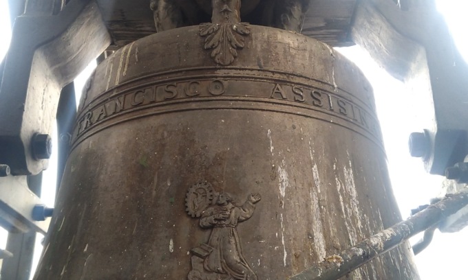 Tentano di rubare la campana in chiesa, il parroco commenta “Saranno juventini”. I tifosi rispondono “Controlli al var”