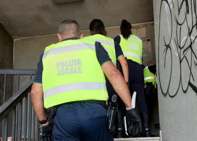 Controlli a Desio, la Polizia Locale trova due irregolari in una cascina fatiscente