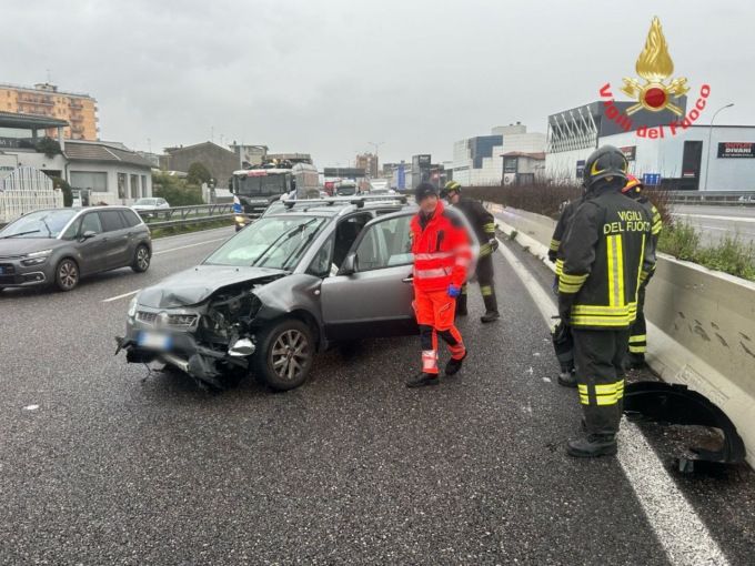Perde il controllo dell’auto e va a schiantarsi