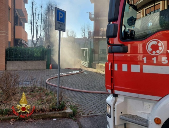 Vigili del Fuoco in azione a Bovisio, fiamme in un box