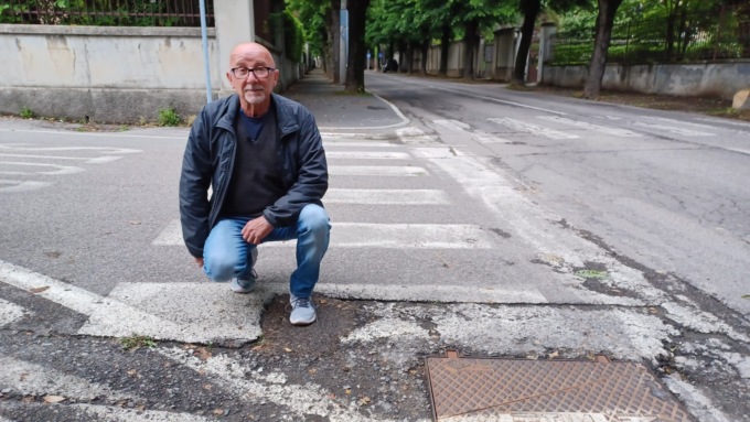 Aveva preso una multa di quasi 900 euro per aver chiuso una buca in strada: il Giudice di Pace azzera la sanzione
