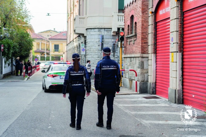 Due fratelli anziani in difficoltà aiutati dalla Polizia locale e dai Carabinieri