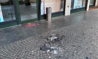 Degrado e vandalismi: fiamme appiccate davanti alla vetrina della parrucchiera