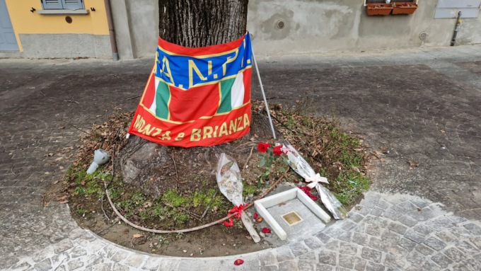 Pietre di inciampo senza pace: wc per cani ad Aicurzio, oggetto di furti di fiori a Sulbiate